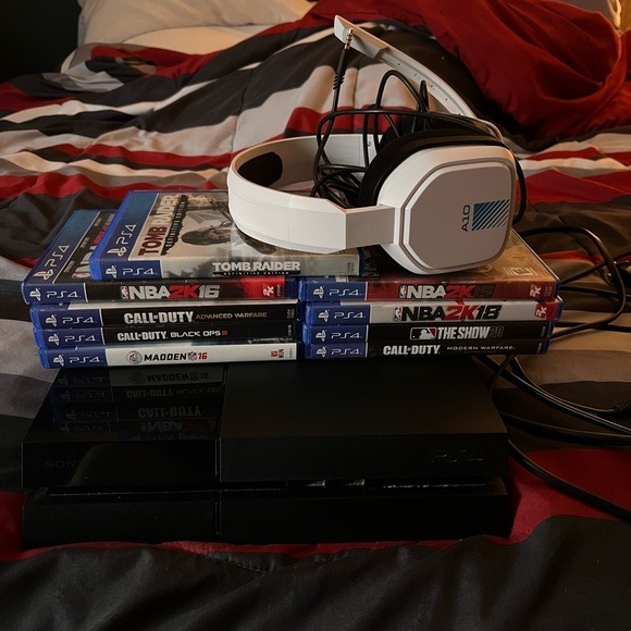 Playstation 4 with Astro 10 Headset + 9 Games - Picture 1 of 7